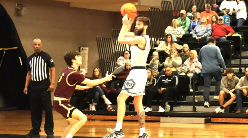 The W Men Keep Third in SLIAC With Win Over Eureka The W men maintain grip on third in SLIAC with 79-71 win over Eureka