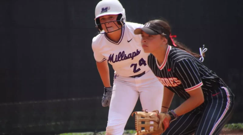 Softball Drops Doubleheader to Trinity in Texas Softball Drops Doubleheader against Trinity in Texas